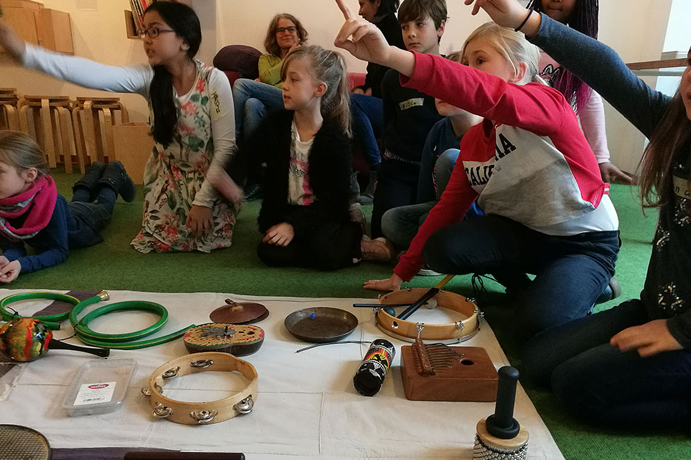 Eine Gruppe Grundschulkinder zu Beginn eines Klangmalerei-Workshops im Pop Lab des Museum Ludwig